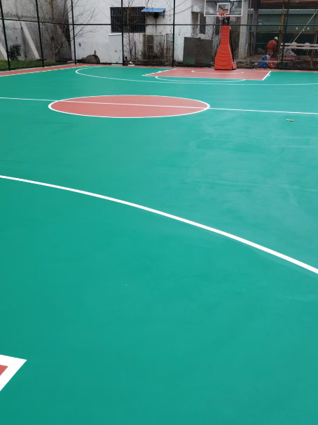 新城 球场长期使用易出现地面开裂